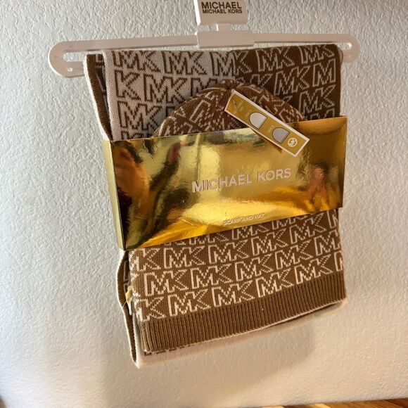 4/$100 Michael Kors Gold Logo Reversible Scarf and Hat Set NWT - Picture 3 of 11